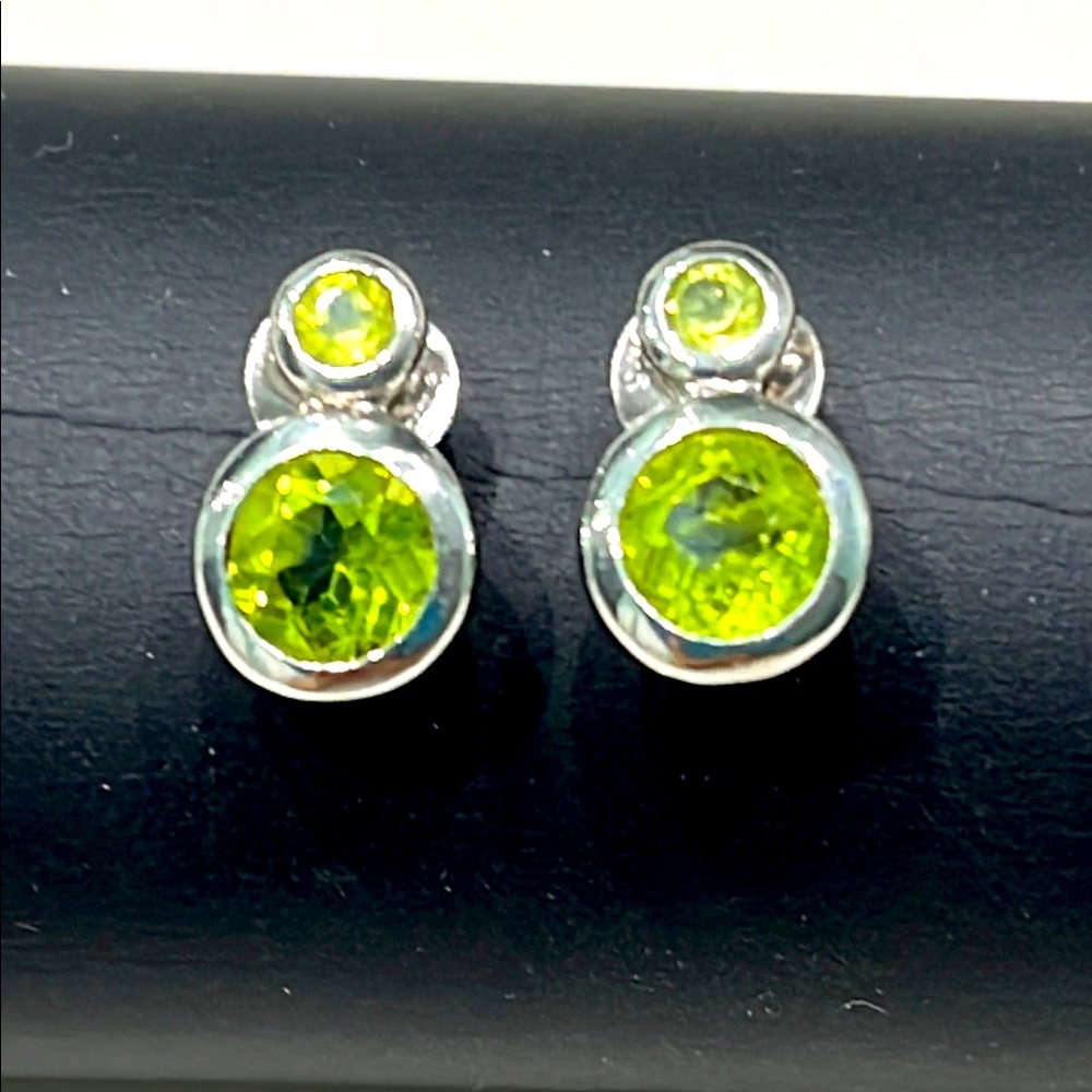 1.25ct Peridot 14KGP Stud Earrings - Picture 1 of 5